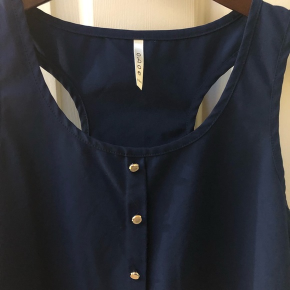 Sleeveless blouse - Picture 2 of 3